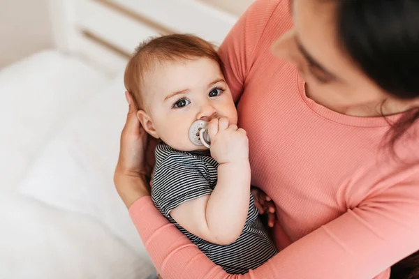 Madre Cariñosa Sosteniendo Bebé Lindo Brazos Niño Niña Con Chupete —  Fotos de Stock