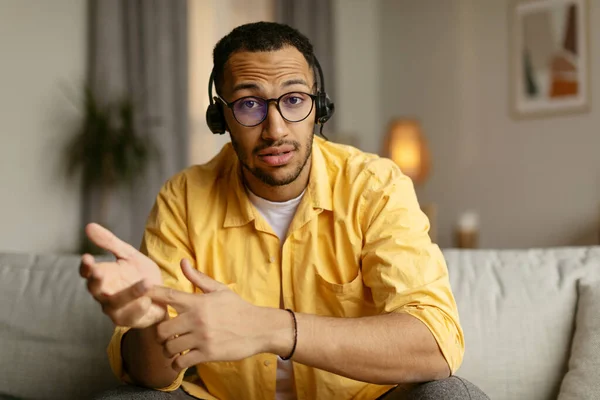 Retrato Joven Guapo Con Auriculares Comunicándose Computadora Sentado Cómodo Sofá — Foto de Stock