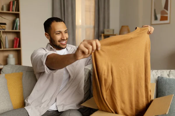 Junger Afroamerikanischer Mann Packt Päckchen Aus Freut Sich Über Erfolgreiche — Stockfoto