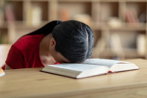 Saai Moe Ongelukkig Overstuur Tiener Aziatisch Meisje Ligt Boek Kamer — Stockfoto