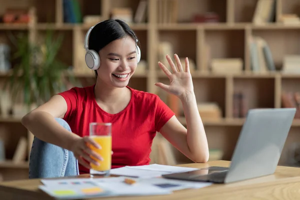 Feliz Adolescente Alegre Señora Asiática Los Auriculares Con Ordenador Portátil —  Fotos de Stock