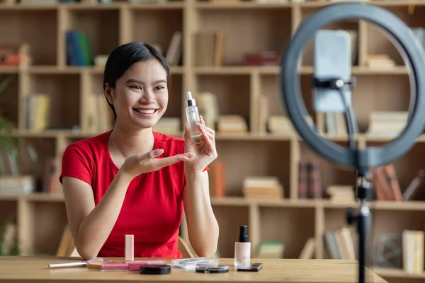 Genç Asyalı Mutlu Kadın Blogcu Kozmetik Gösteriyor Oturma Odasının Içindeki — Stok fotoğraf