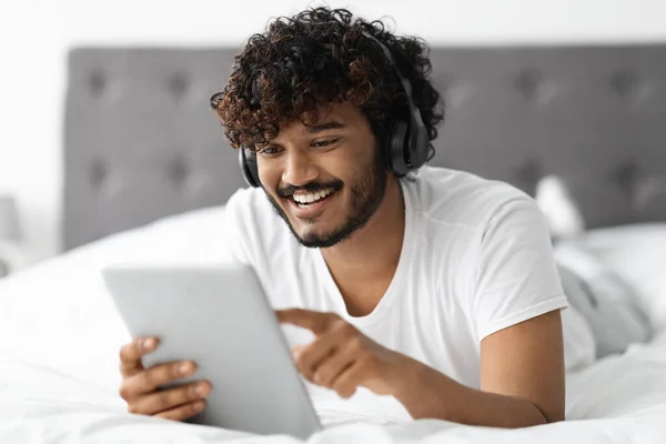 Fröhlicher Junger Hindu Typ Mit Modernem Digitalen Tablet Und Drahtlosen — Stockfoto