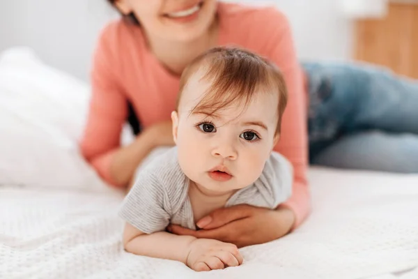 Retrato Close Menino Bonito Mãe Ajudando Rastejar Cama Quarto Casa — Fotografia de Stock