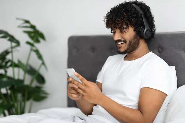 Glücklicher Bärtiger Lockiger Indischer Typ Pyjama Der Mit Brandneuem Smartphone — Stockfoto