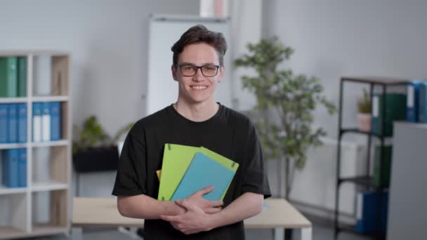 Grand Concept Éducation Portrait Intérieur Jeune Homme Heureux Étudiant Lunettes — Video