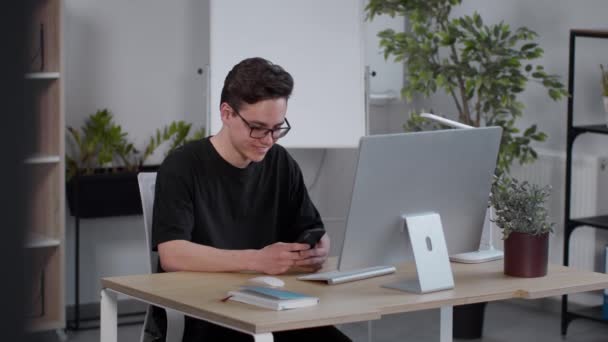 Ruptura Trabajo Joven Hombre Despreocupado Gafas Escribiendo Teléfono Inteligente Charlando — Vídeos de Stock