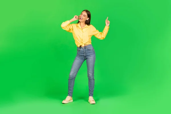 Веселая Женщина Слушает Музыку Наушниках Поет Танцует Весело Позируя Зеленом — стоковое фото