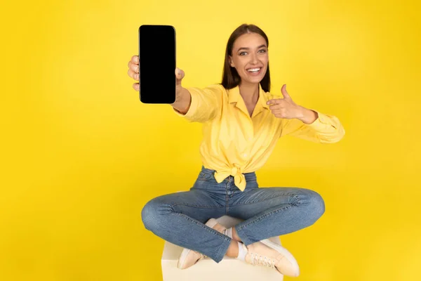 Cep Telefonunu Boş Ekranla Gösteren Cep Telefonu Reklamını Gösteren Gülümseyen — Stok fotoğraf