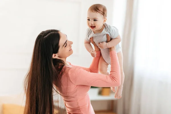 Joven Madre Criando Adorable Hija Del Bebé Feliz Sosteniendo Niño —  Fotos de Stock