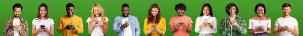 Neue App Porträts Diverser Glücklicher Menschen Mit Smartphones Über Grünem — Stockfoto