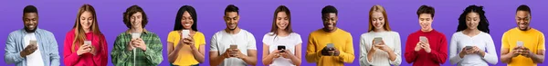 快乐的多文化男人的肖像 智能手机上紫色工作室背景 快乐的多种族人在手机上浏览应用程序 创意拼贴 — 图库照片
