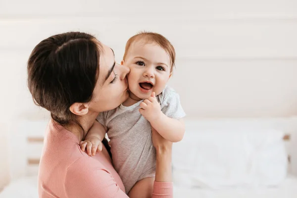 Närbild Porträtt Kärleksfull Ung Mamma Kysser Liten Unge Kinden Binda — Stockfoto