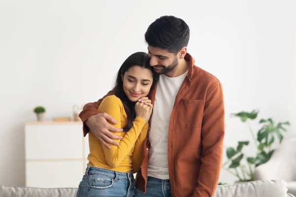 Ευτυχισμένο Ζευγάρι Από Μέση Ανατολή Στέκεται Όρθιο Στο Σπίτι Νεαρός — Φωτογραφία Αρχείου