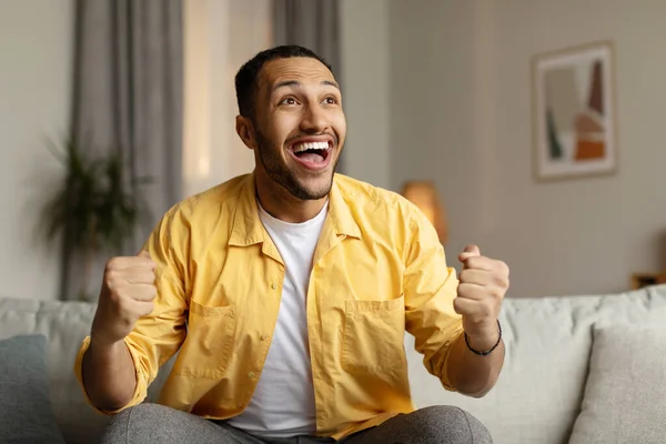 Jovem Negro Animado Gesticulando Sim Comemorando Sucesso Grande Vitória Sentado — Fotografia de Stock