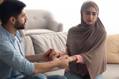 Mutsuz, İslamcı eşlerin el ele tutuşup evde evlilik krizi yaşaması. Koca, karısıyla tartıştıktan sonra barışmaya çalışıyor. Kötü Evlilik ve İlişki
