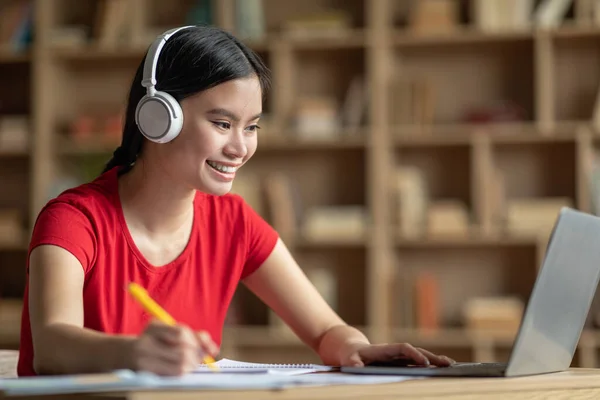 Fröhlich Teen Korean Female Kopfhörer Hören Unterricht Laptop Raum Innenraum — Stockfoto