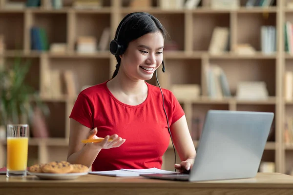 Fröhliche Hübsche Junge Japanerin Mit Kopfhörern Hat Videoanruf Auf Laptop — Stockfoto