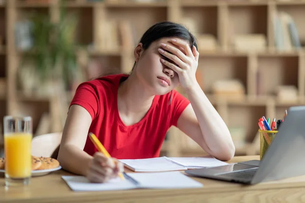 Triste Cansado Molesto Joven Coreano Estudio Con Lección Línea Casa —  Fotos de Stock