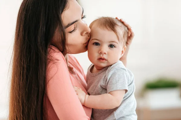 Madre Joven Cariñosa Besando Lindo Bebé Sosteniendo Pequeña Hija Las —  Fotos de Stock