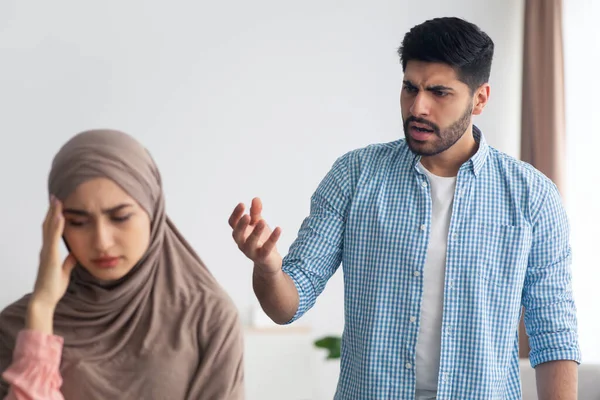 Aggressiver Islamischer Ehemann Brüllt Frau Hijab Die Hause Steht Häusliche — Stockfoto