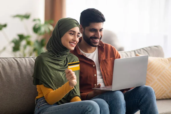 Щасливі Близькосхідні Подружжя Покупки Онлайн Через Ноутбук Комп Ютер Холдинг — стокове фото