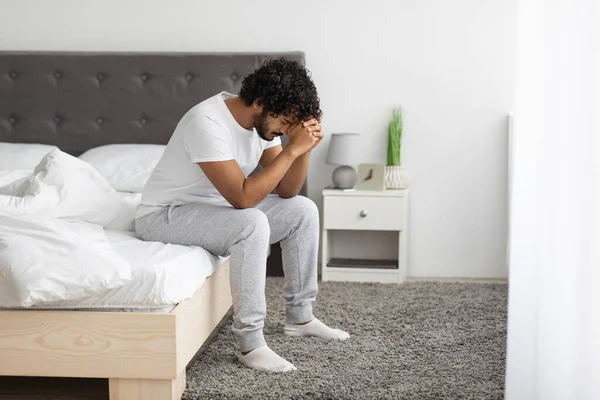 Evde Pijamalı Genç Bir Adam Yatağında Oturup Bir Şeyler Düşünürken — Stok fotoğraf