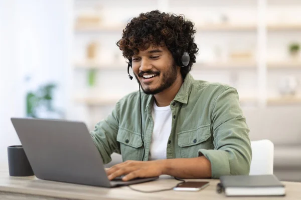 Positivo Bel Ragazzo Indiano Appaltatore Indipendente Che Lavora Online Casa — Foto Stock