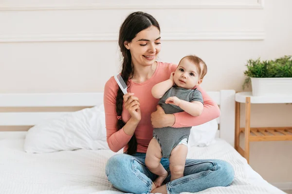 Feliz Madre Peinando Cabello Adorable Niña Sosteniendo Hija Las Manos —  Fotos de Stock