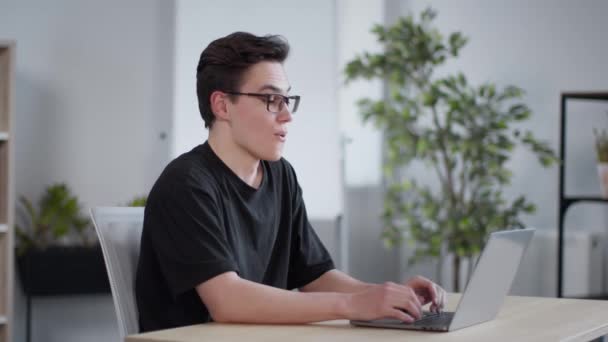 Concepto Independiente Hombre Joven Despreocupado Nómada Digital Que Trabaja Línea — Vídeos de Stock