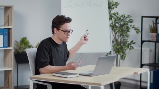 Nebenjob Für Studenten Junge Schlaue Kerle Mit Brille Online Nachhilfe — Stockvideo