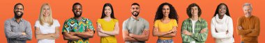 Farklı yaşlarda, kolları göğsünde çaprazlanmış, kameraya neşeyle gülümseyen, turuncu stüdyo arka planında poz veren mutlu insanlar, uluslararası toplum için web-pankartı