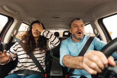 - Araba kazası. Araba sürmekten korkan bir çift kaza yapma riskiyle karşı karşıya. Kadın, oto koltuklarında oturan gözleri kapatıyor. Tehlikeli Trafik Konsepti. Seçici Odaklanma
