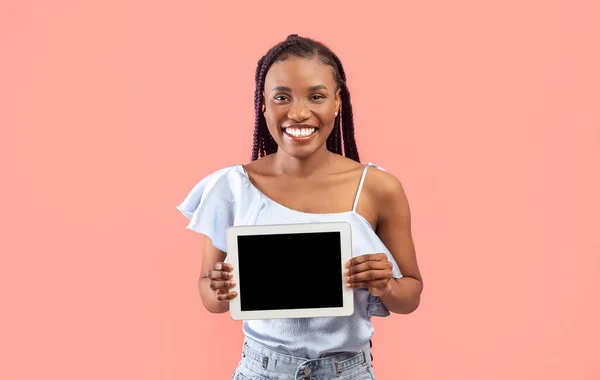 Hezká Mladá Černoška Držící Tablet Prázdnou Obrazovkou Růžovém Pozadí Studia — Stock fotografie