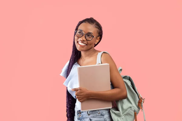 Jovem Negra Com Mochila Cadernos Posando Sorrindo Fundo Estúdio Rosa — Fotografia de Stock