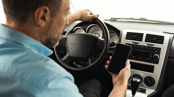 Zurück Ansicht Der Männlichen Fahrer Mit Telefon Mit Leerem Bildschirm — Stockfoto