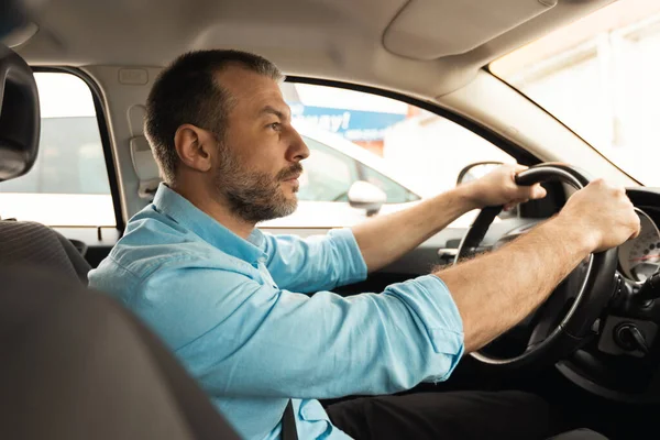 Seitenansicht Eines Männlichen Fahrers Der Mit Seinem Auto Stadtgebiet Sitzt — Stockfoto