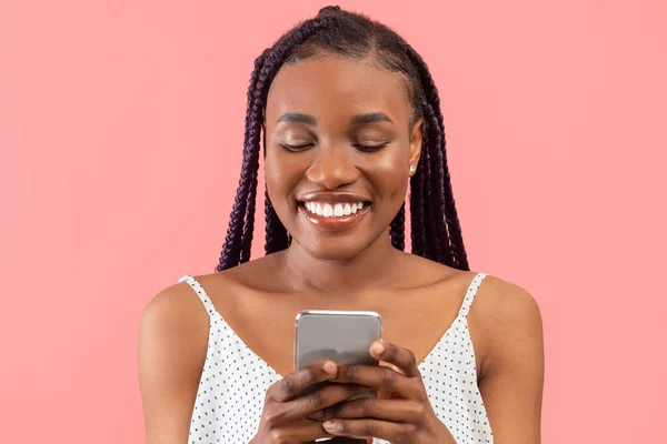 Milenial Wanita Kulit Hitam Ceria Menggunakan Telepon Genggam Mengobrol Web — Stok Foto