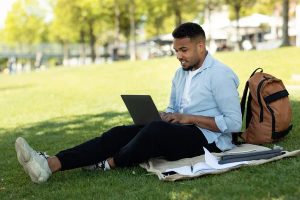 Hombre Negro Freelancer Utilizando Ordenador Portátil Aire Libre Sentado Hierba — Foto de Stock