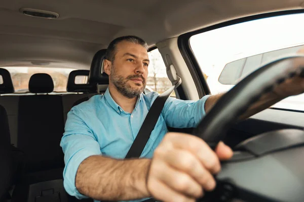 Ernsthafter Mann Der Ein Neues Auto Fährt Sitzt Auto Und — Stockfoto