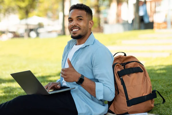Homem Negro Feliz Gesticulando Como Usando Laptop Aprovando Programa Educativo — Fotografia de Stock