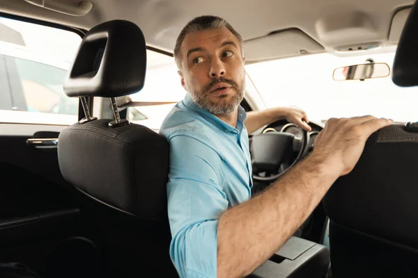 Männlicher Fahrer Mittleren Alters Der Ein Auto Rückwärtsgang Lenkt Sitzt — Stockfoto