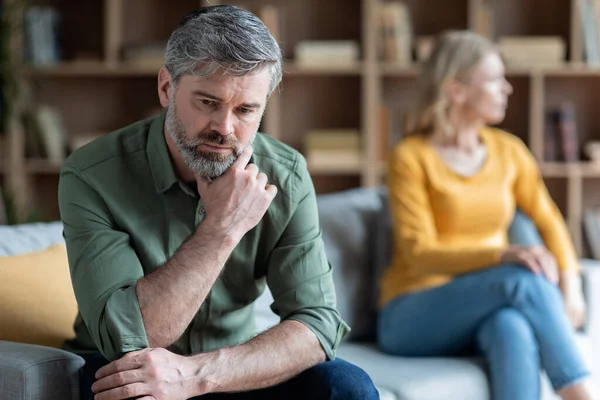 Beziehungskrise Paar Mittleren Alters Sitzt Beleidigt Auf Couch Nach Streit — Stockfoto