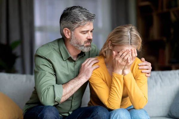Opiekuńczy Mężczyzna Średnim Wieku Pocieszający Swoją Przygnębioną Płaczącą Żonę Domu — Zdjęcie stockowe