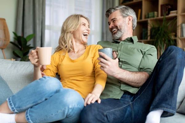 Radostný Středověký Manželé Relaxační Gauči Kávou Povídání Šťastný Starší Pár — Stock fotografie