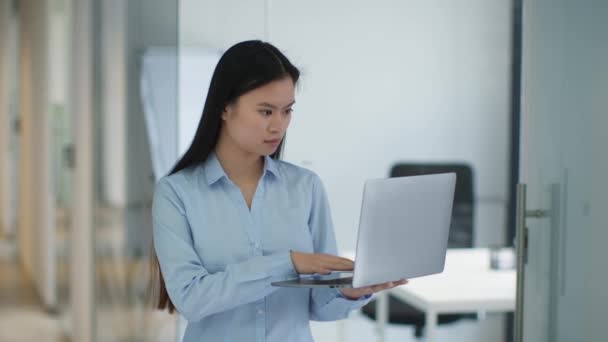 Conceito Mobilidade Empresarial Jovem Focado Asiático Mulher Empregado Digitando Laptop — Vídeo de Stock