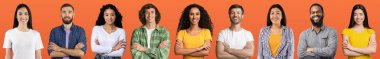 Çekici çok ırklı insanlar mutlu erkekler ve kadınlar farklı yaşlar, stiller, meslekler turuncu stüdyo arka planında birlikte poz veriyorlar, kameraya gülümsüyorlar, web pankartı, uluslararası toplum için kolaj.