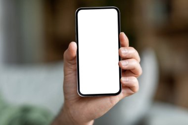 Erkek El Tutuşu Modern Akıllı Telefon, Büyük Boş Ekran ve Kamerada Gösteriliyor, Tanımlanamayan Adam Mobil Uygulama Reklamı, Seçici Odaklanma, Mobil Model Model