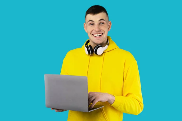 Щасливий Студент Хлопець Використовує Ноутбук Комп Ютер Позує Бездротовими Навушниками — стокове фото