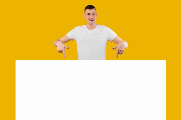 Great Offer Cheerful Man Pointing Fingers Empty Paper Board Advertising — Stock Photo, Image